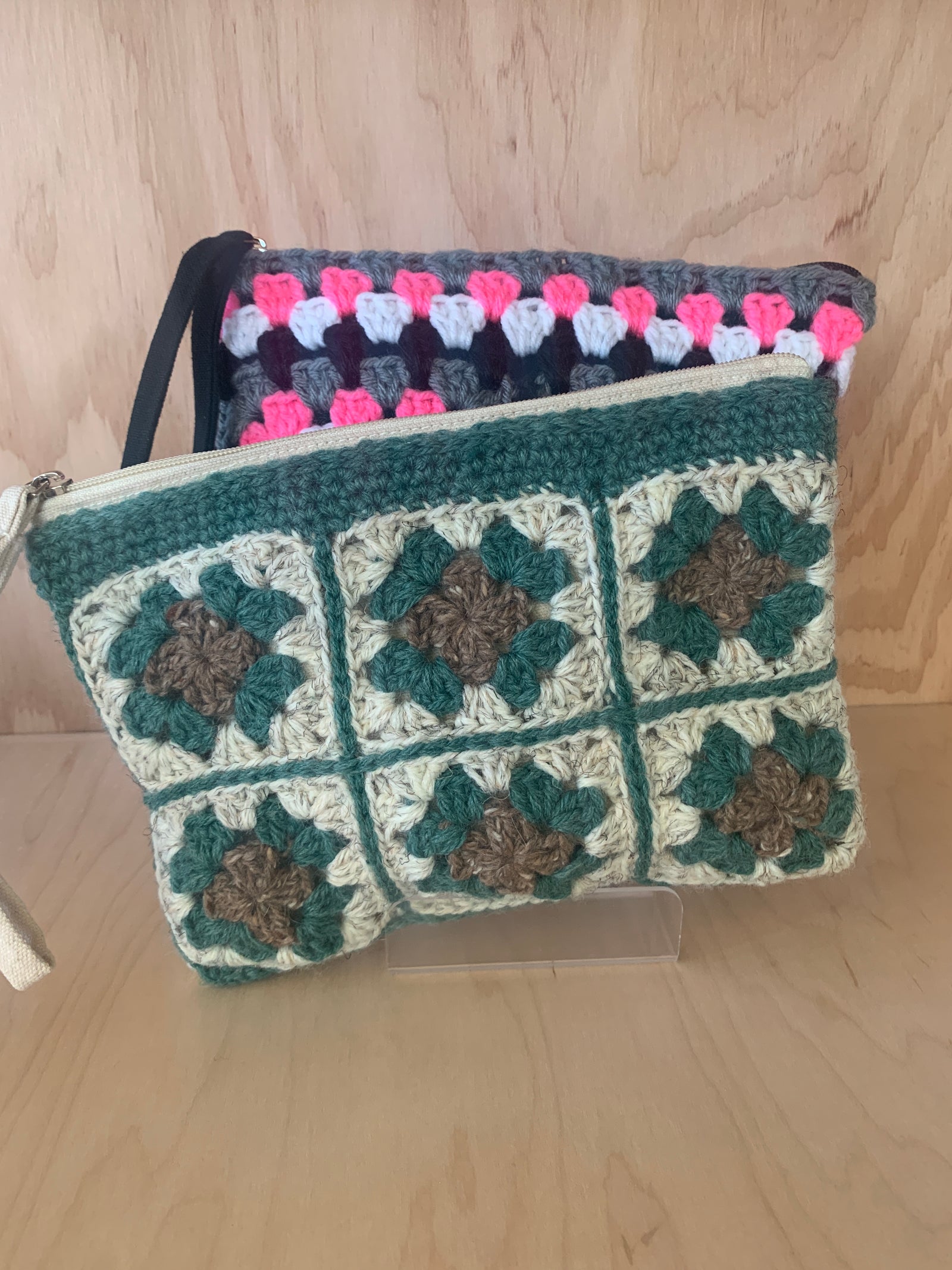 Retro Bloom Wristlet  (Crotchet)